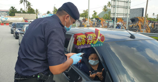 民众展示二维码供警察扫瞄。