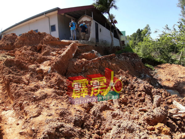 住家后与塌陷的坭土毗连,令人居民惊慌失措。