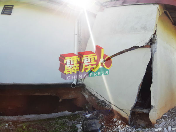 墙壁因土地塌陷而裂开。