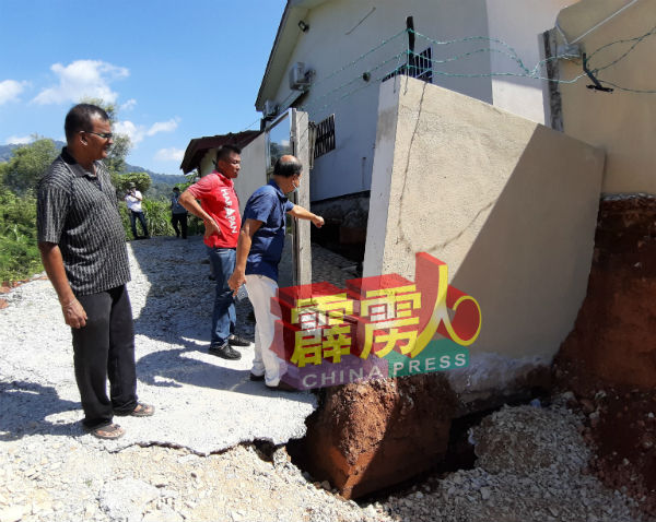 土地塌陷引发住家后地面裂开,铁门也难以关紧。