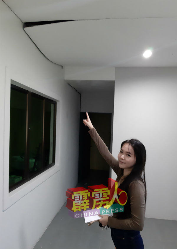 吴晓敏展示住家后因土地塌陷后,天花板也出现裂痕。