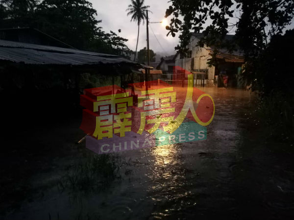 天突下大雨，造成甘榜沙米的19名来自5间受影响屋子的灾黎，需暂迁入一间用来充作疏散中心的印度庙。