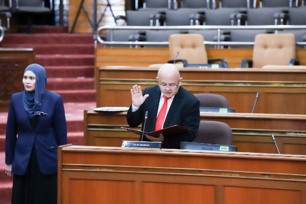 来自土团党的怡保市议员伍礼杰宣誓。