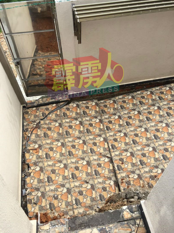 妮莎住家后方土地塌陷,引发后院的地板也裂开,铁门现已关不上了。