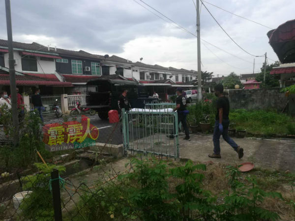 警方准备死者遗体运往太平间。