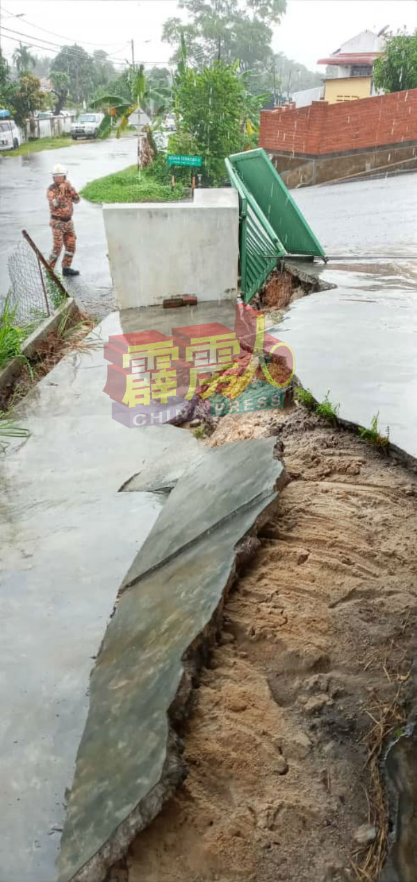 週日(17日)下午的长命雨,造成泥土被侵蚀,以致巴占拉雅花园某间单层屋子龟裂。