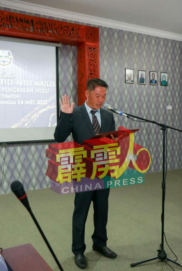 黄冠量进行宣誓,正式就职为高乌县议员。