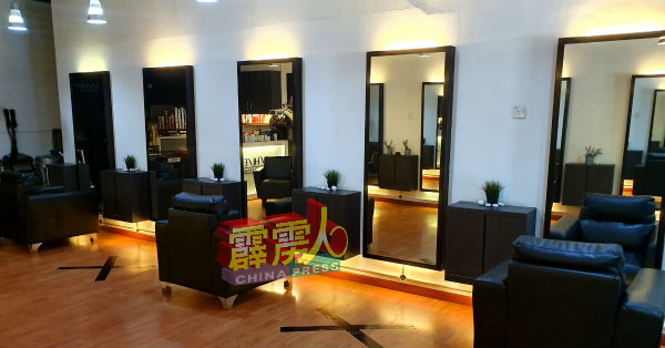 理发业者已把理发椅子设定在有社交安全距离的位置范围，一切的用意都是希望可以开店做生意。