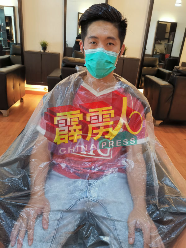 理发业者在管制期内可以开工时，为顾客提供一次性围内并鼓励顾客戴上口罩。