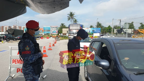 要进入大道的车辆，需向警察出示文件。