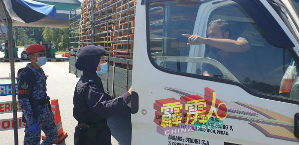 大道出入口未见有车龙,只有零星的车量。