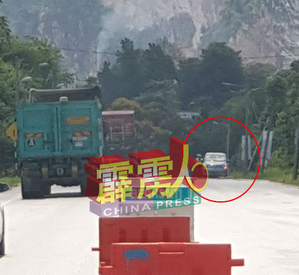 执法人员发现轿车停在路检不远处,因路段狭窄指示司机驶离该处。