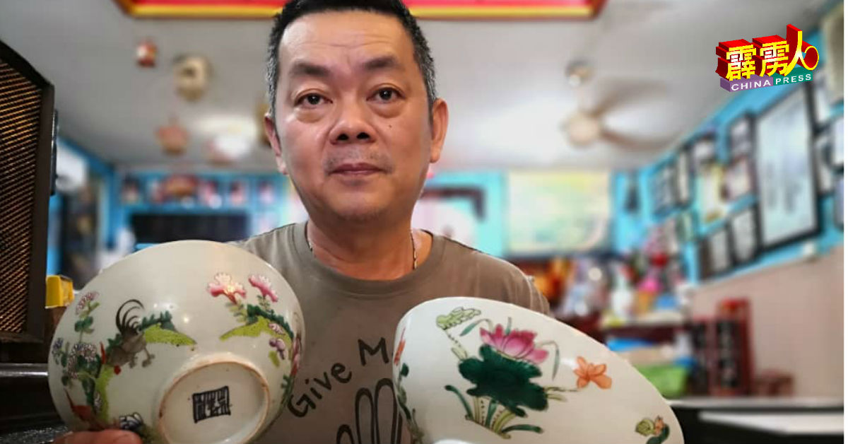 柯文德展示超过百年的“鸡公碗”。