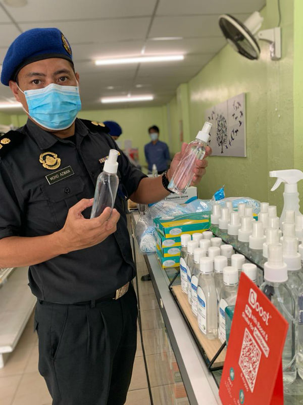 贸消局官员正在检查搓手液有没有标价。