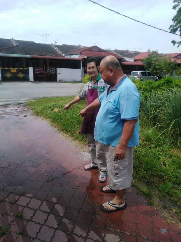 李师辉(左)促市议会早日改善民生问题。