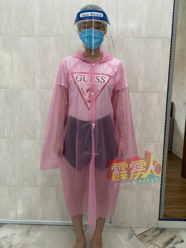 美容师将遵守标准作业程序,穿着防护服为客户服务。