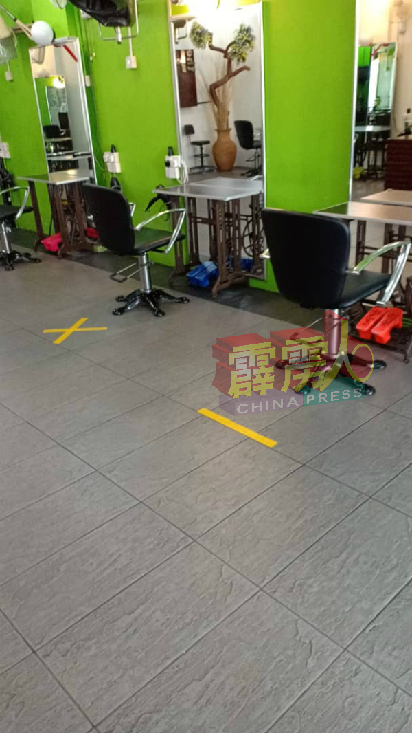 理髮店都依照标准作业程序,准备復工。