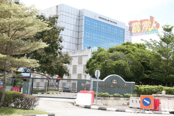 市政厅向前往敦拉萨图书馆民众颁布卫生指南,严禁60岁长者及12岁以下儿童进入,并限制人数进入图书馆内范围。