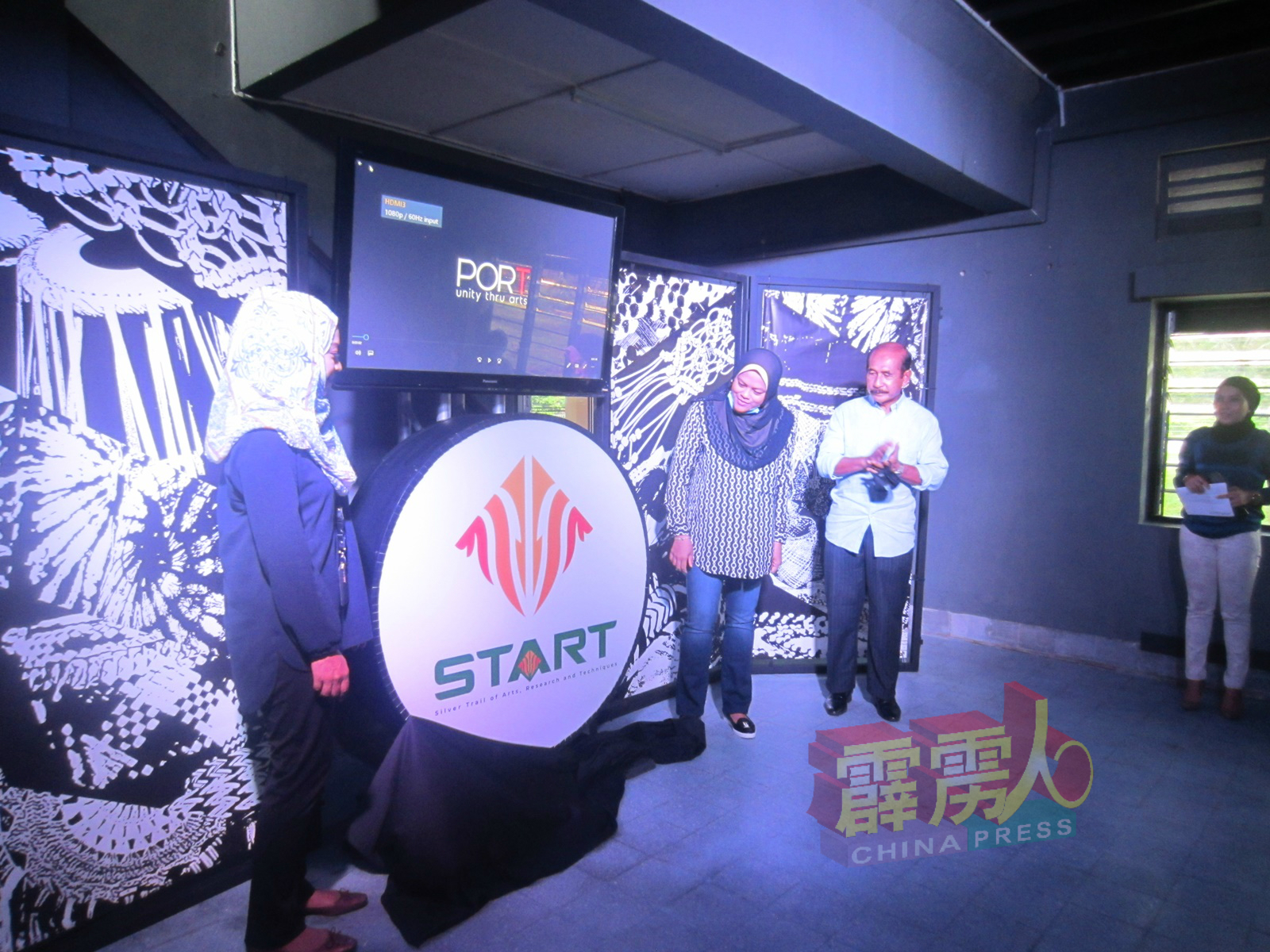 诺丽(右2)在努哈念(左起)及阿都华合陪定下为文艺创作计划推介。