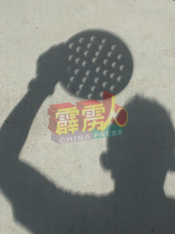把有孔器皿放到日偏食的太阳底下,地上就会呈现出清晰的太阳月牙影像。