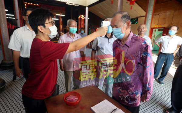 丘成华指出,凡进入庙内者皆需填写个资、配戴口罩及测量体温。