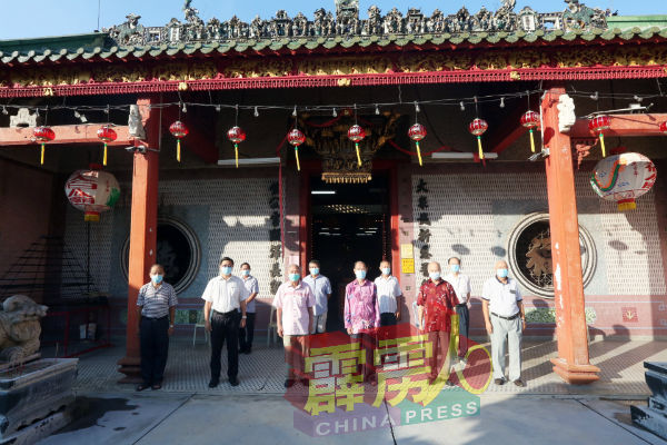 李汉基(前排左起)、谢万富、潘东生、丘成华、罗荣昌及丘才干,一同出席祈福仪式。