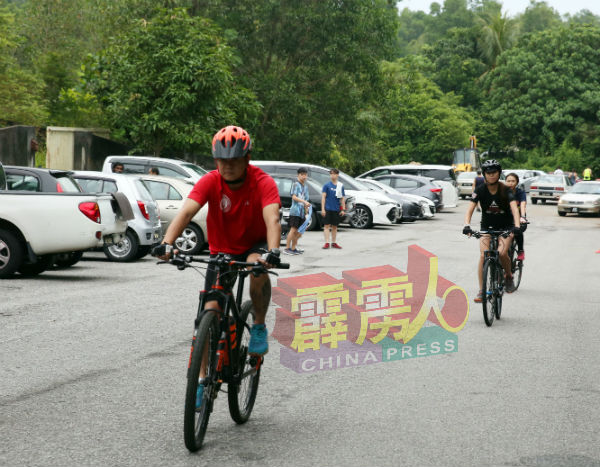 一些热爱户外运动的民众，在获知可进行休闲运动后，也趁着週末的时候，前往万里望升旗山，一解户外运动之瘾。