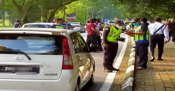 市议会执法人员及交警到太平湖公园取缔胡乱泊车人士,并发出违例传票。