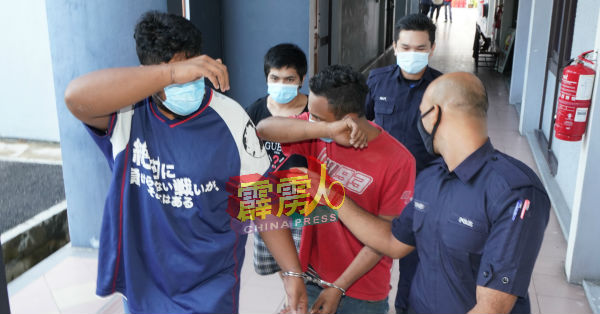 3名被告被押往怡保地庭面控时,纷纷低头或以手遮脸。