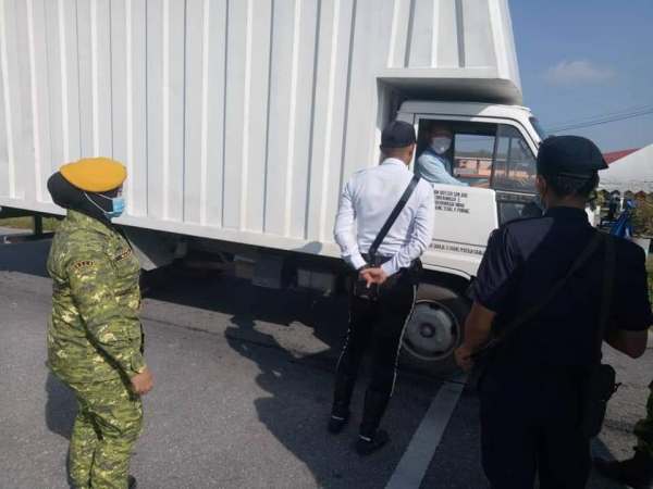 警方严密检查来往车辆包括大型货柜车,确保没有漏网之鱼。