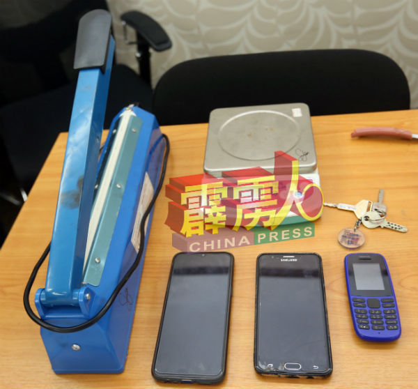 警方起获的包装用具及数台手机。
