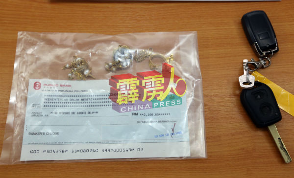 警方充公现场的现款丶支票丶金饰物及宝马轿车。