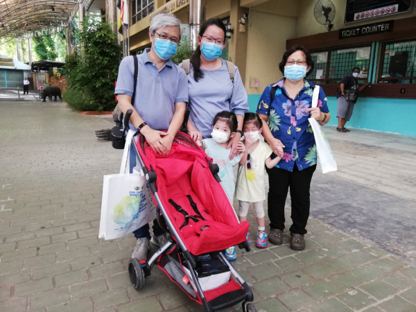 Khen Lim(左)一家人做足安全措施,安心参观动物园。