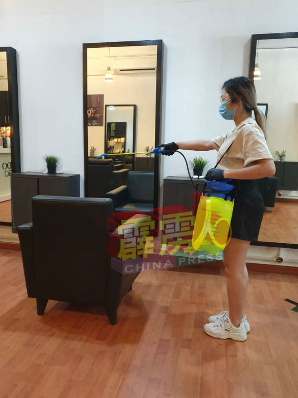 美发业者如火如荼的进行消毒工作,作好准备复业。