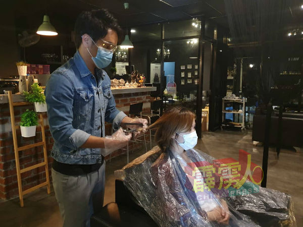 发廊已将标准作业程序的物品准备好,供作业时提供给顾客。 (示意图)