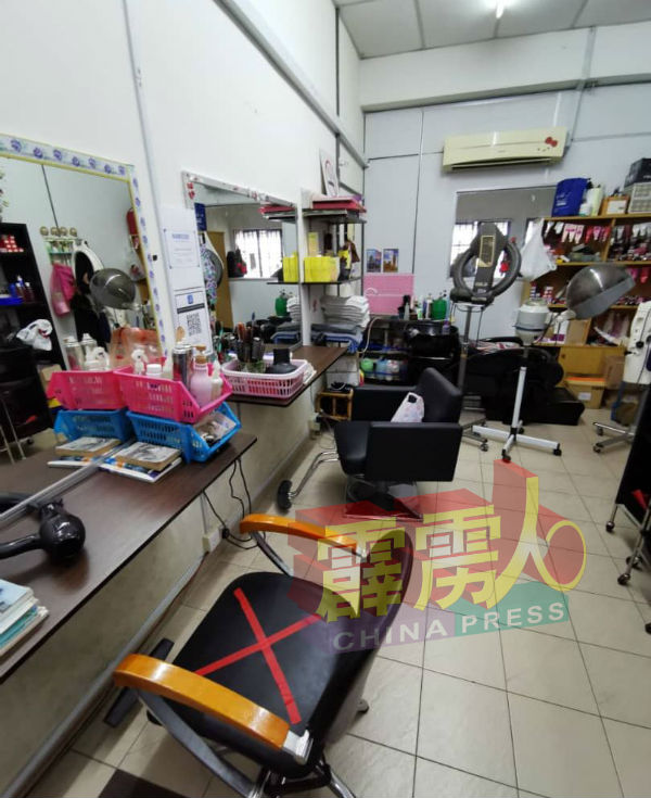 美发业者已把美发店的椅子,设定在有社交距离的位置。