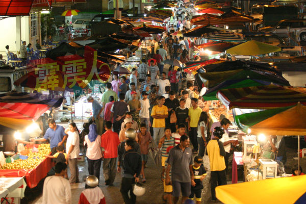 并非所有夜市场可在15日同步开业，只有部分夜市获准复业。（档案照）