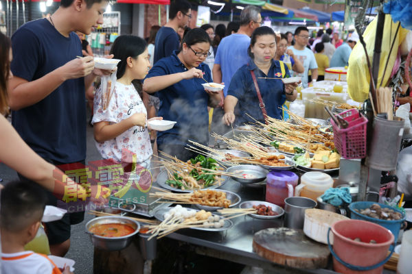 接下来的露天早市和夜市场都不允许堂食，只可打包。