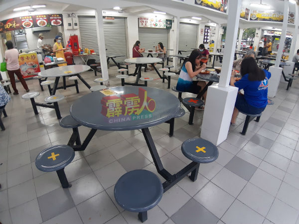 茶餐厅及小食中心的座位皆须限定人数,保持社交安全距离。