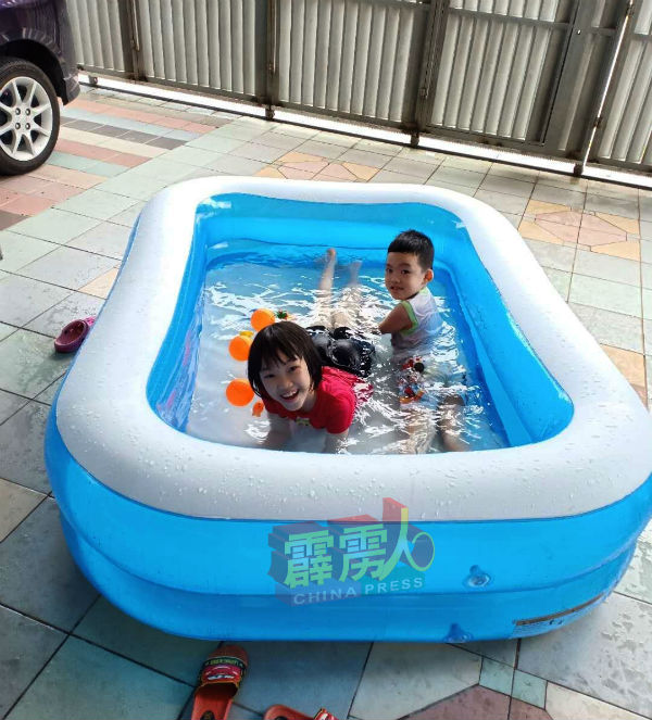 孩童不能随意出外,只好在家里嬉水玩乐。