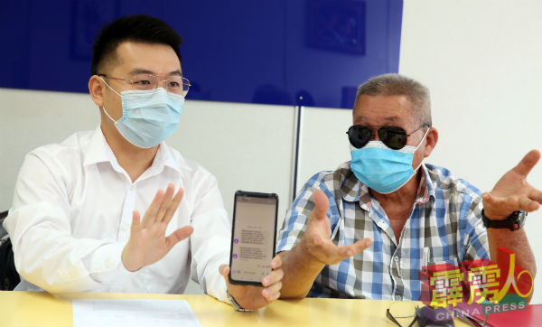 梁敬辉(右)在马华霹雳州投诉局主任刘国南的协助下,召开记者会现身说法。