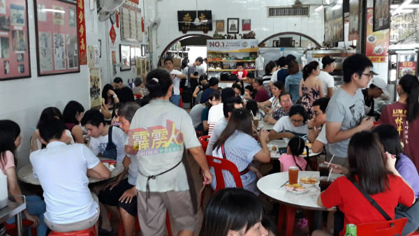 顾客齐聚一堂在茶室用餐的欢乐时光,似乎已成过去。
