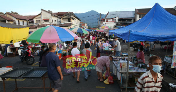 早市开市迎客罗。