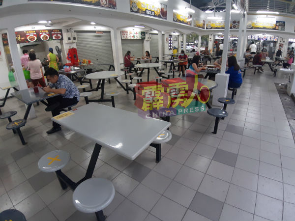 饮食业者受促严守标准作业指南,保持社交安全距离。(档案照)