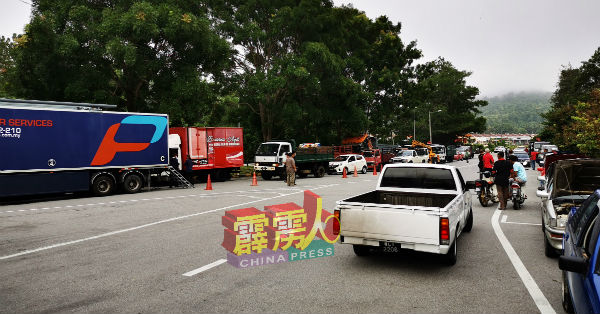 在休息站积满等候验车服务的车辆。