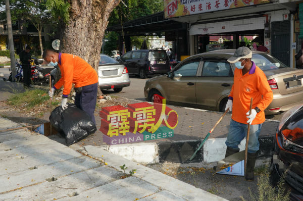 丢垃圾时,请想想清道夫的艰辛!民众随手丢弃在路面的垃圾,须由清道夫一步一脚印地逐一清理。