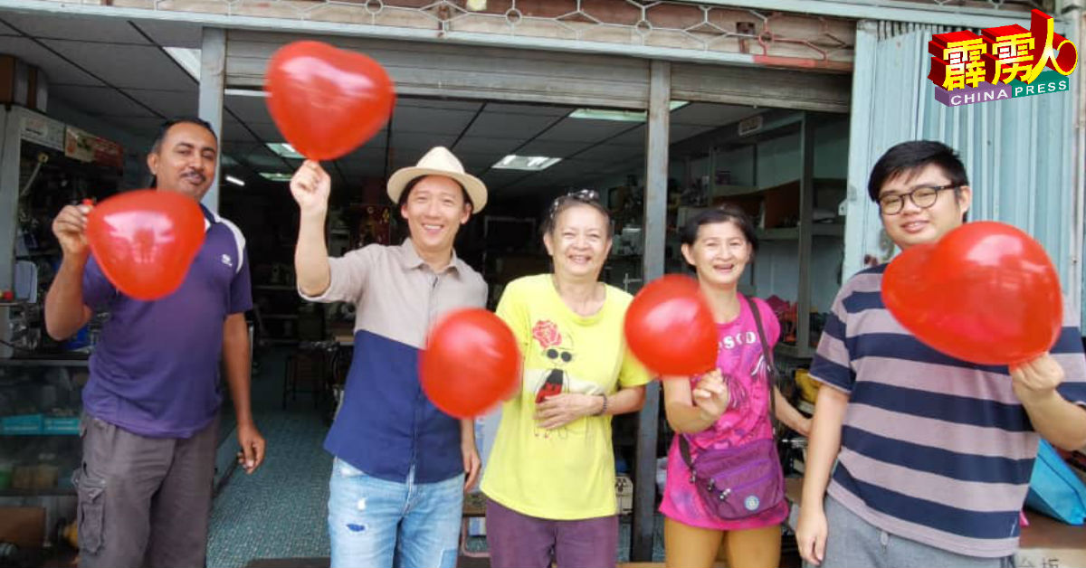 “阿牛，安顺欢迎你”；金针车店女东主王莉英（左3）与亲友及职员们，欢迎阿牛（左2）的到来。