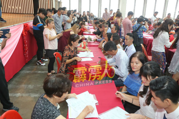 新冠肺炎加上行动管制令,不少新人都将婚期延后,为婚礼策划业者带来冲击。