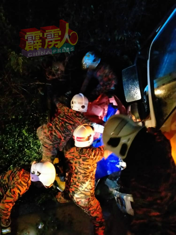 因遗体及伤者夹在车内,消拯人员需小心撬开残骸,移出遗体及伤者。