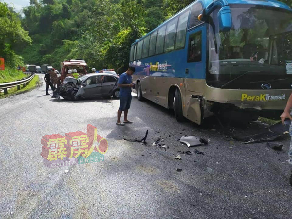 金马仑路发生巴士与轿车相撞，2辆交通工具车头皆毁不成形，消拯人员也赶抵施援。